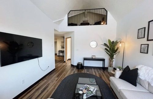 East Hillside Wohnung | No. 302 Monthly Downtown Artists Loft