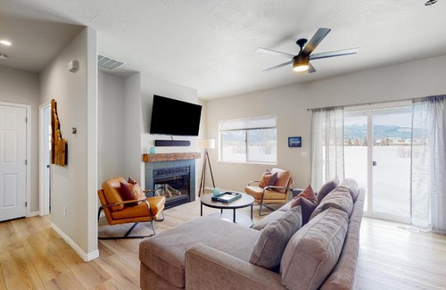 Donnelly Haus | No Business Home Lookout