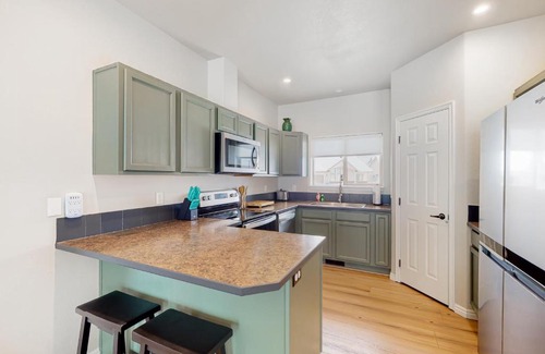 Donnelly Haus | No Business Home Lookout