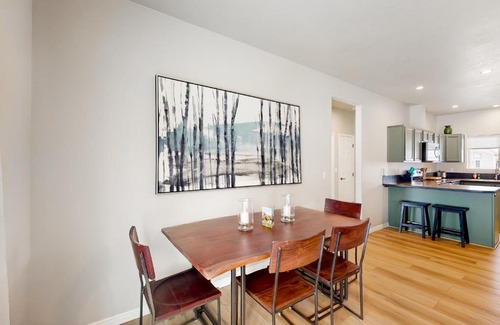 Donnelly Haus | No Business Home Lookout