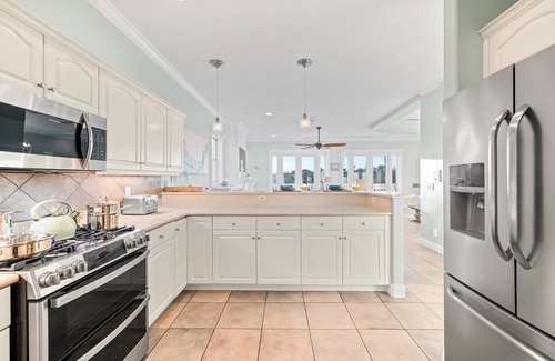 Painters Hill Haus | Heated Pool/Steps to Private Beach/Fire Pit/Kayaks