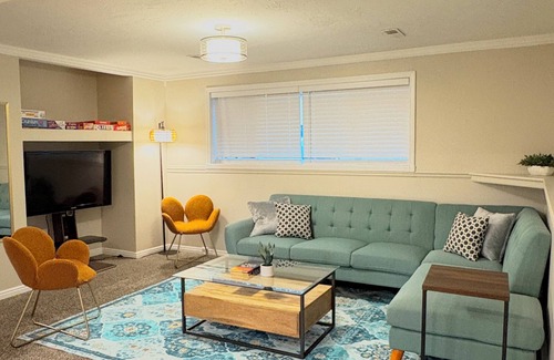 West Valley City Haus | No Frills 2-bedroom Stay in Suburban West Valley City w WiFi, AC, Private Entry