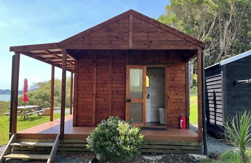 Mangonui Kabine | No other quite like it! Waterfront private cabin stay.