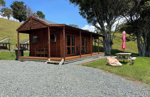 Mangonui Kabine | No other quite like it! Waterfront private cabin stay.
