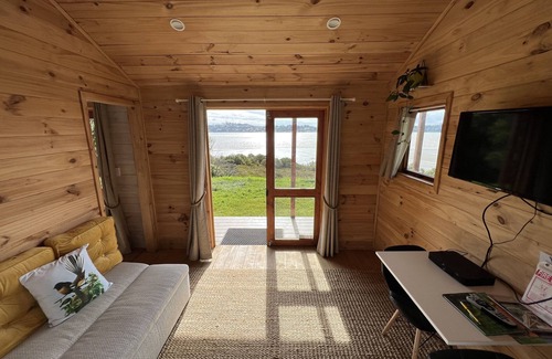 Mangonui Kabine | No other quite like it! Waterfront private cabin stay.