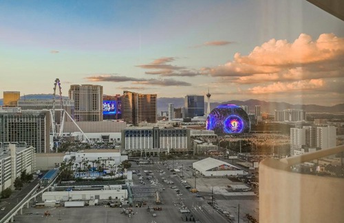 Las Vegas Wohnung | NO RESORT FEES-MGM StripView Adjoining Suites F1 View