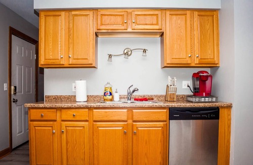 Boulder Hill Haus | No Stairs PetFriendly Big Fenced Yard 3 bedroom single family home Disney+