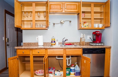 Boulder Hill Haus | No Stairs PetFriendly Big Fenced Yard 3 bedroom single family home Disney+