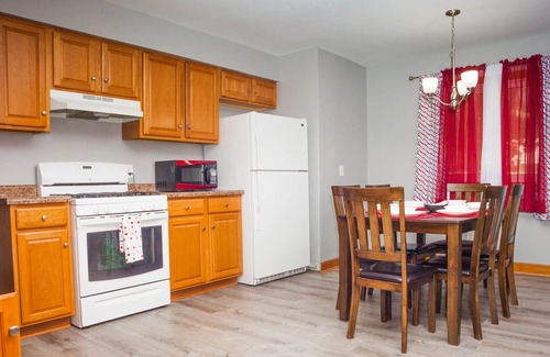 Boulder Hill Haus | No Stairs PetFriendly Big Fenced Yard 3 bedroom single family home Disney+