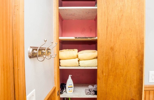 Boulder Hill Haus | No Stairs PetFriendly Big Fenced Yard 3 bedroom single family home Disney+