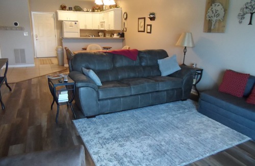 Camdenton Eigentumswohnung | Keine Schritte / begehbar / Aktualisiert 2BD / 2BA w / 12x30 Bootsbelag enthalten Großartige Aussicht !!!