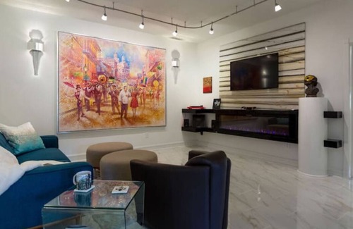 Eureka Springs Historic District Haus | NOLA Suite Hot Tub Downtown Original Art