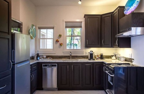 Eureka Springs Historic District Haus | NOLA Suite Hot Tub Downtown Original Art