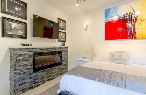 Eureka Springs Historic District Haus | NOLA Suite Hot Tub Downtown Original Art