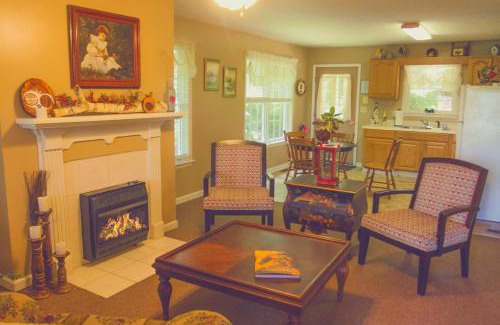 Greeneville Haus | Nolichuckey Bluffs Bed & Breakfast Cabins