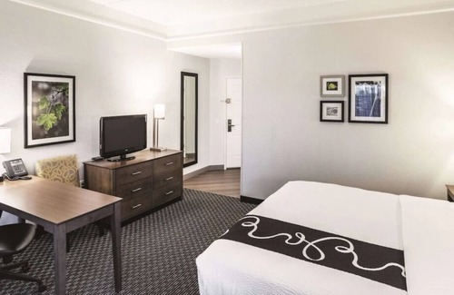 Woodlands Village Haus | Non-smoking 1 King Bed Room at La Quinta Inn & Stes by Wyndham Flagstaff