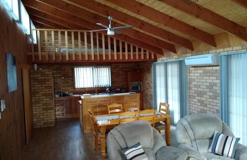 North Bruny Haus | Winter Special, prüfen Sie die Verfügbarkeit und planen Sie eine Flucht nach Bruny mit einem gemütlichen Holzfeuer
