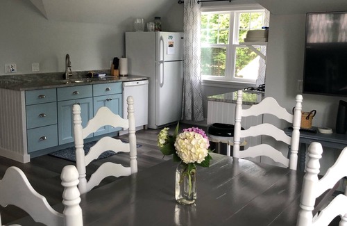 Leland Hütte | North Lake Leelanau carriage/cottage. Sandy beach front on North Lake Leelanau.