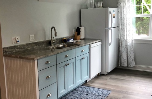 Leland Hütte | North Lake Leelanau carriage/cottage. Sandy beach front on North Lake Leelanau.