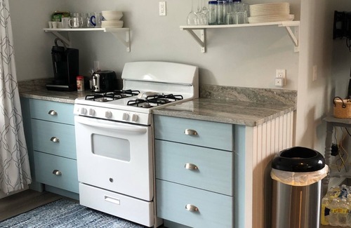 Leland Hütte | North Lake Leelanau carriage/cottage. Sandy beach front on North Lake Leelanau.