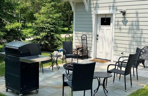 Leland Hütte | North Lake Leelanau carriage/cottage. Sandy beach front on North Lake Leelanau.