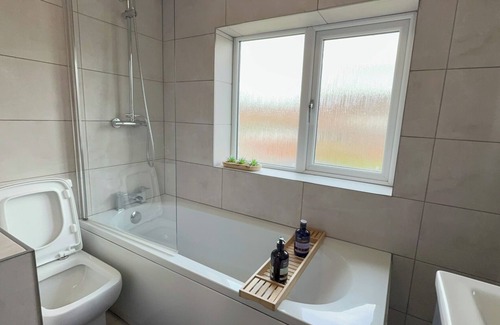 Manchester Haus | Northeast Manchester, Sleeps 8 with Onsite Parking