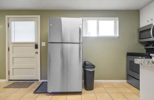 Logan Haus | Nostalgic Warhol 2BD Apartment