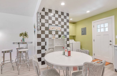 Millcreek Wohnung | Nostalgically Retro w/Hot Tub-Exclusive & Private