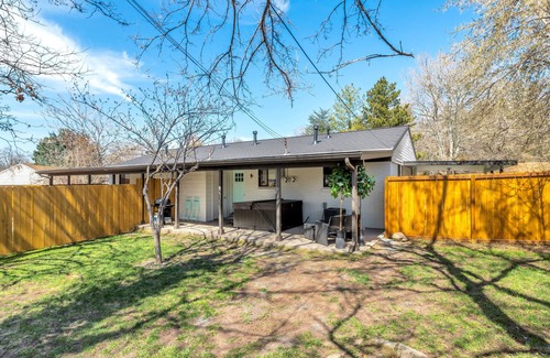 Millcreek Wohnung | Nostalgically Retro w/Hot Tub-Exclusive & Private