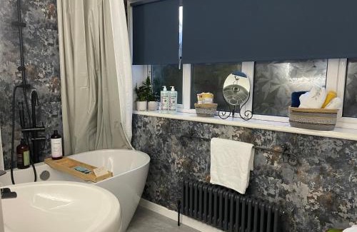 Sutton Weaver Haus | Number 78 Guest house M56 junction 12 located 5 minutes drive from Frodsham Continental breakfast Included