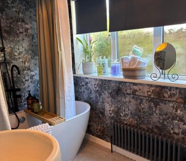 Sutton Weaver Haus | Number 78 Guest house M56 junction 12 located 5 minutes drive from Frodsham Continental breakfast Included