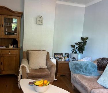 Sutton Weaver Haus | Number 78 Guest house M56 junction 12 located 5 minutes drive from Frodsham Continental breakfast Included