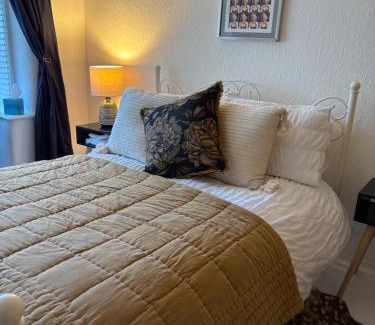 Sutton Weaver Haus | Number 78 Guest house M56 junction 12 located 5 minutes drive from Frodsham Continental breakfast Included