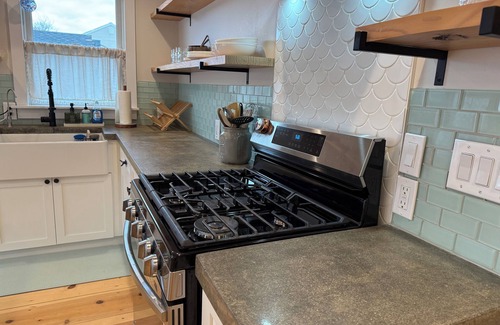 Highlands Haus | NYC to Zen - Spa Bungalow w/ Hot Tub, Gym - Walk to the Beach + Ferry Access