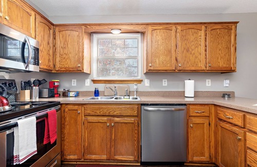 Raymore Haus | Oak Haven: 3 King Beds + 1 Queen Bed Fast Wi-Fi + FREE Parking - Sleeps 8 People