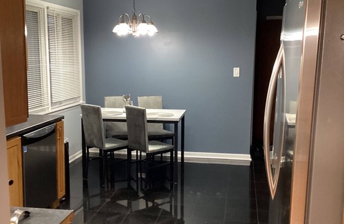 Oak Lawn Eigentumswohnung | Oak Lawn big 2nd floor Condo for 8 ppl 3 bedroom 2 bath Sofa bed Garage Parking.