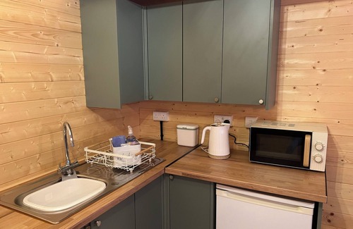 Caldicot Kabine | Oak Tree Cabin, A cozy cabin in charming Caerwent with WiFi access,
