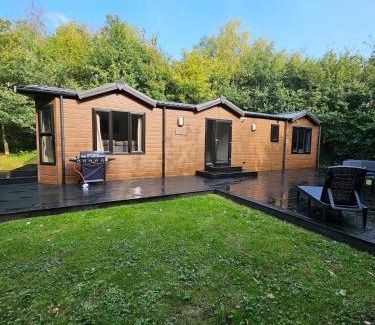 Denstone Haus | Oak Tree Lodge with Hot Tub near Alton Towers