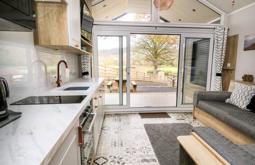 Llandrindod Wells Hütte | OAK TREE VIEW, with hot tub in Rhayader