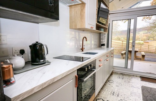 Llandrindod Wells Hütte | OAK TREE VIEW, with hot tub in Rhayader