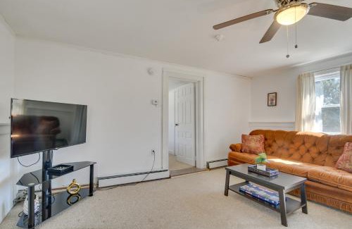 Oakland Wohnung | Oakland Apt on Messalonskee Lake with Dock Access!