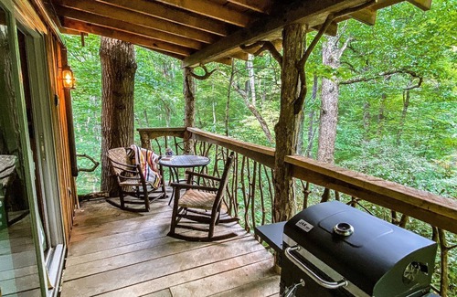 Farmington Kabine | Oakleaf Treehouse | 1BR,1BA, Hot Tub, Secluded Treehouse
