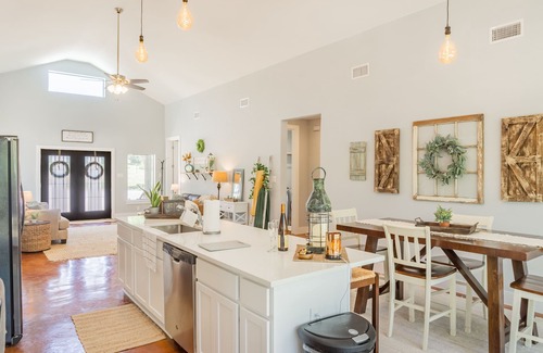 Spring Branch Haus | Oaks Ranch- Gorgeous Home near Guadalupe River State Park