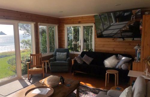 Oakura Haus | Oakura Bay Absolute Beachfront Holiday Home