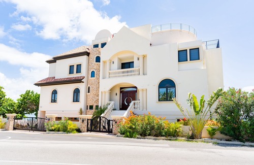 Seven Mile Beach Villa | Oasis 7 - A stunning beachfront villa by CAYMAN VILLAS