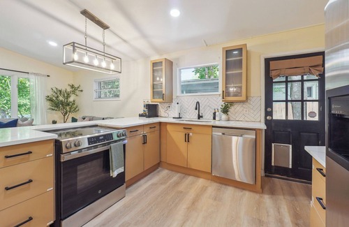 Lindridge-Martin Manor Haus | Oasis in ATL- 3BR/2BA Lux Serene Bungalow w/ Gorgeous Private Backyard and Pool