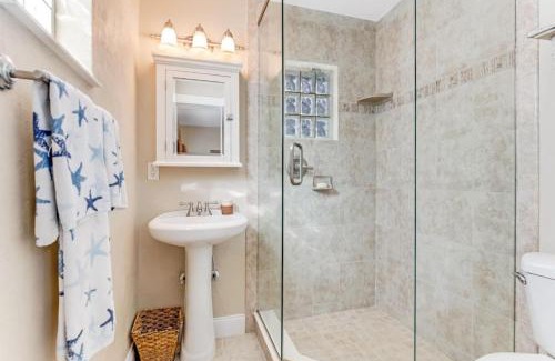 O'byrne Haus | Ocean Breeze Beach Bungalow