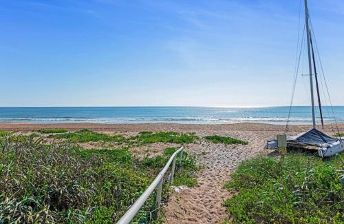 O'byrne Haus | Ocean Breeze Beach Bungalow
