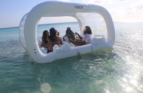 Seven Mile Beach Sonstige | Ocean cabana inflatable 90 minutes rental