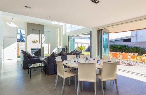 Omaha Haus | Ocean Escape - Omaha Holiday Home